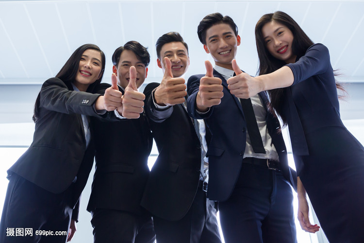 商務(wù)團(tuán)隊(duì)舉大拇指 卓越商務(wù)服務(wù)的核心力量